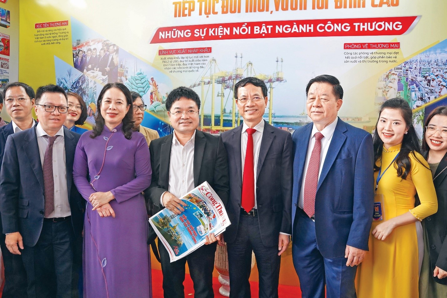 Phó Chủ tịch nước Võ Thị Ánh Xuân, Trưởng Ban Tuyên giáo Trung ương Nguyễn Trọng Nghĩa, Bộ trưởng Bộ Thông tin và Truyền thông Nguyễn Mạnh Hùng, Chủ tịch Hội Nhà báo Việt Nam Lê Quốc Minh thăm gian trưng bày của Báo Công Thương tại Hội báo toàn quốc 2023